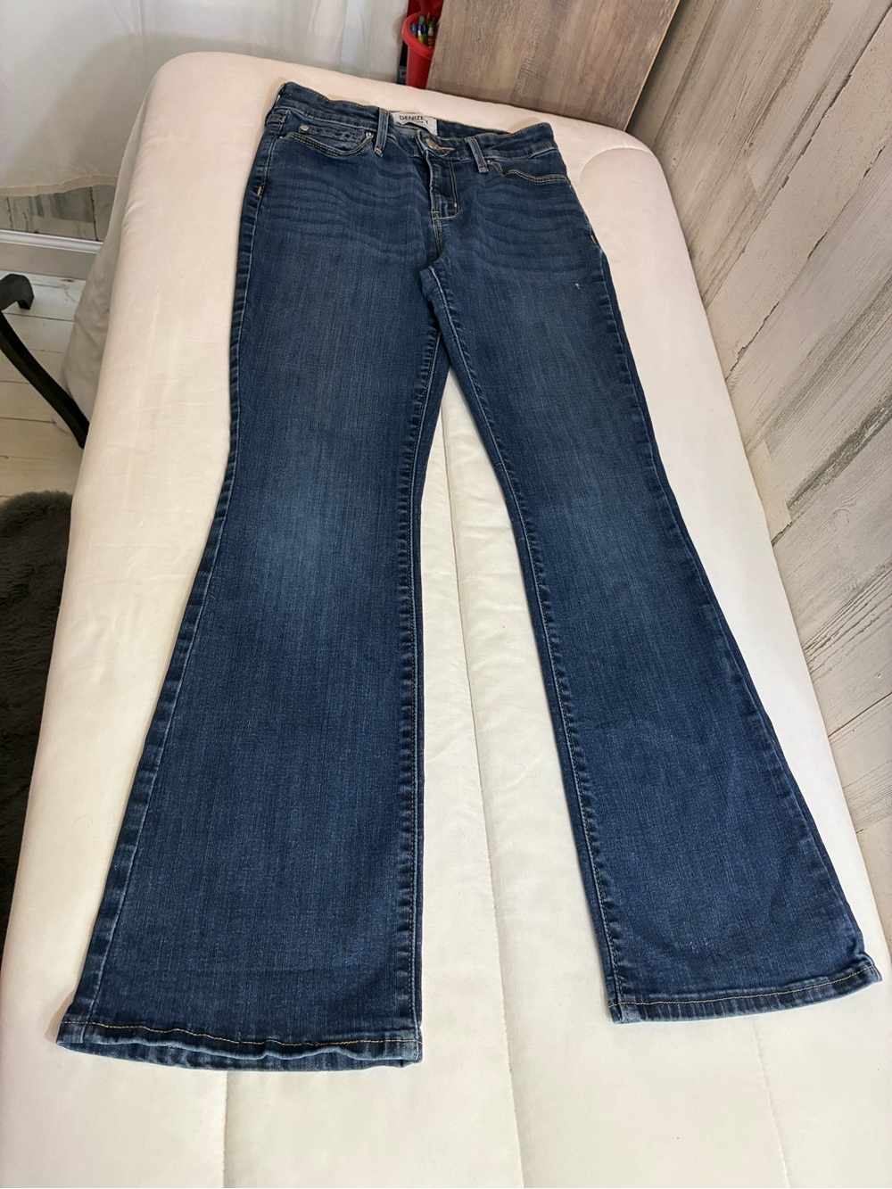 Denizen from Levi's Dark Blue mid rise bootcut women’s Sz 4 short Jeans